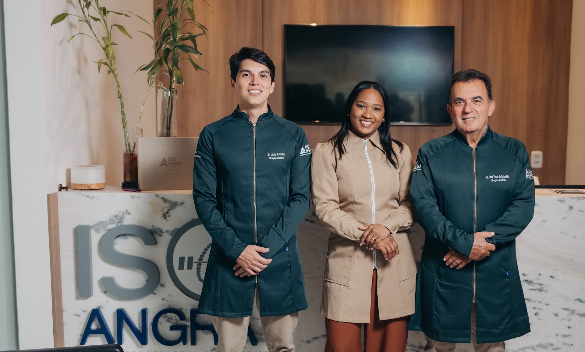 Dr. Lucas de Castro, Dra. Kathleen Benedicto e Dr. Omar de Castro na recepção da Iso Angra